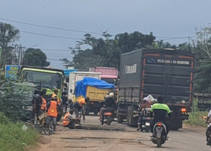 Perbaikan Jalan di Sungai Lilin Picu Kemacetan Jalintim Palembang–Jambi, Antrean Kendaraan Mengular Panjang