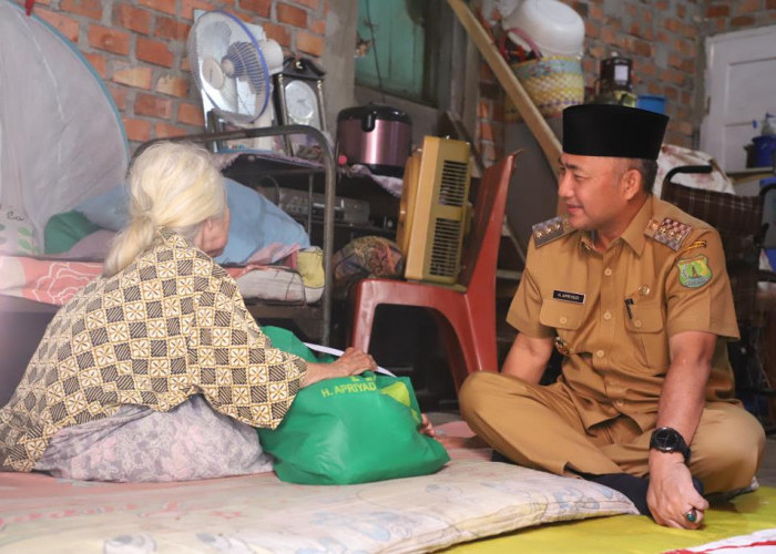 Beri Bantuan Warga Lansia Lumpuh di Kampung Tujuh Sekayu