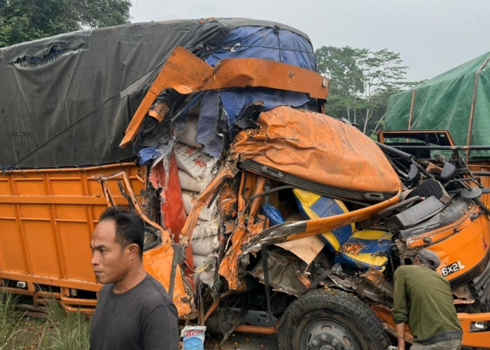 Fuso Tabrakan Dengan Dump Truk di Jalintim Tungkal Jaya, Begini Kondisi Sopirnya