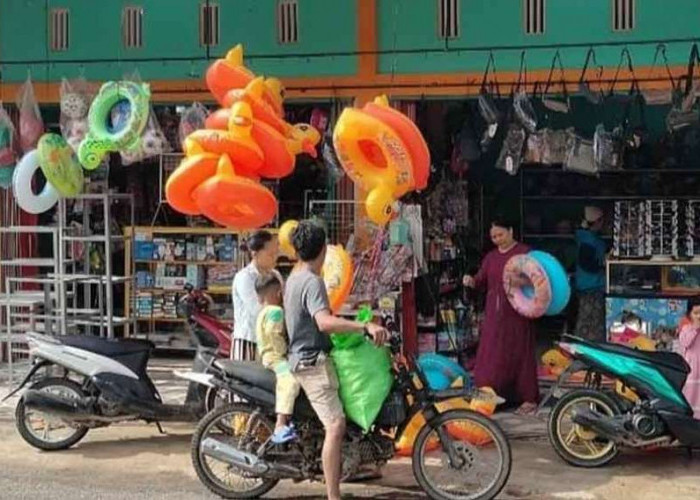 Banjir di Muba, Penjual Pelampung Mainan Bermunculan 