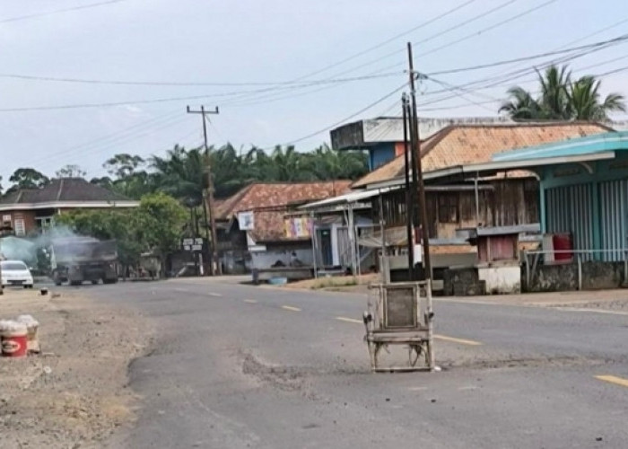 Cegah Kendaraan Terjebak Lobang dj Jalinteng, Warga Sanga Desa Pasang Kursi