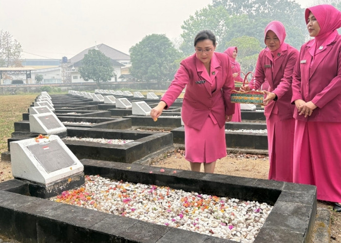 Peringati HKGB ke-74, Ketua Bhayangkari Muba Ingrid Adik Listiyono Pimpin Ziarah dan Tabur Bunga