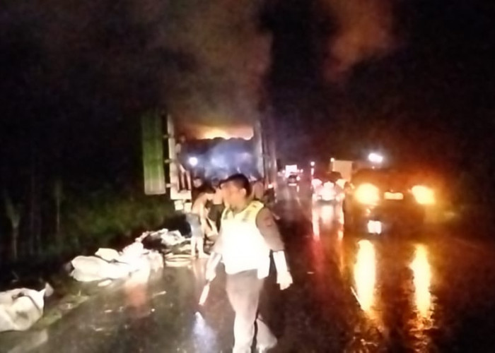 Mobil Angkutan Paket Terbakar di Jalintim, Muatan Ludes Dilalap Api