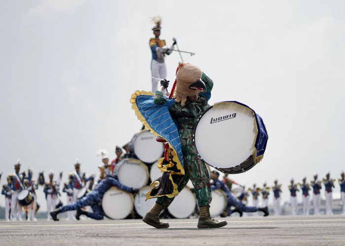 Pj Gubernur Apresiasi Penampilan Display Drumband Taruna dan Taruni AAU di Kota Palembang