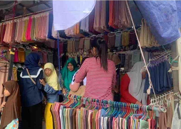Banyak Warga Berburu Baju Lebaran, Pedagang di Pasar Kalangan Sanga Desa Raup Keuntungan