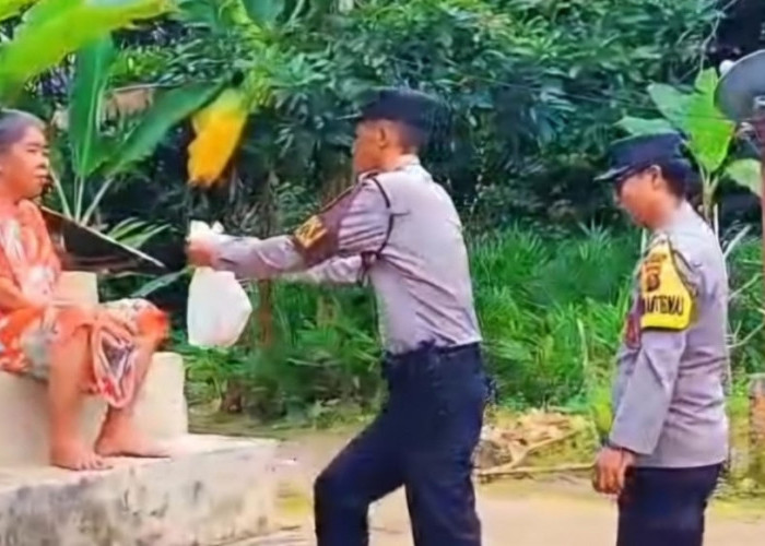 Jumat Berkah Polsek Lais, Polisi Datangi Rumah Warga di Muba, Bagikan Nasi Kotak Penuh Kepedulian