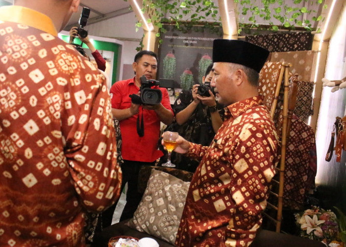 PJ Bupati Nikmati Teh Daun Gambir di Stand Disdagperin              