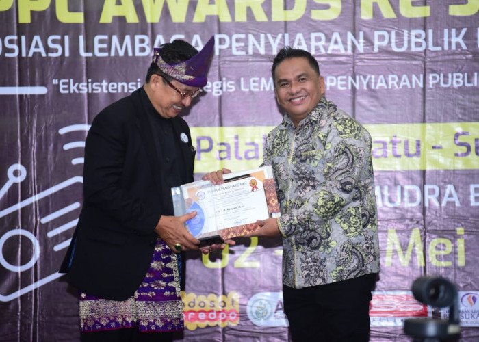 Kembali PJ Bupati H Apriyadi Terima Reward,  Kali Ini dari Asosiasi LPPL Radio dan Telivisi Indonesia