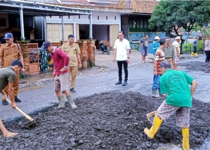 Jalinteng Sanga Desa Makin Parah, Forkopimcam Bersama Warga Lakukan Perbaikan Swadaya