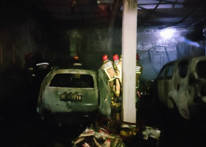 Diduga Korsleting Listrik, Kebakaran Garasi Klinik di Palembang Hanguskan 5 Kendaraan