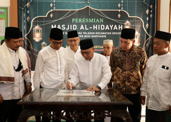 Resmikan Masjid Al Hidayah Hingga Serahkan Bantuan Al-Qur'an dan Juz'Amma