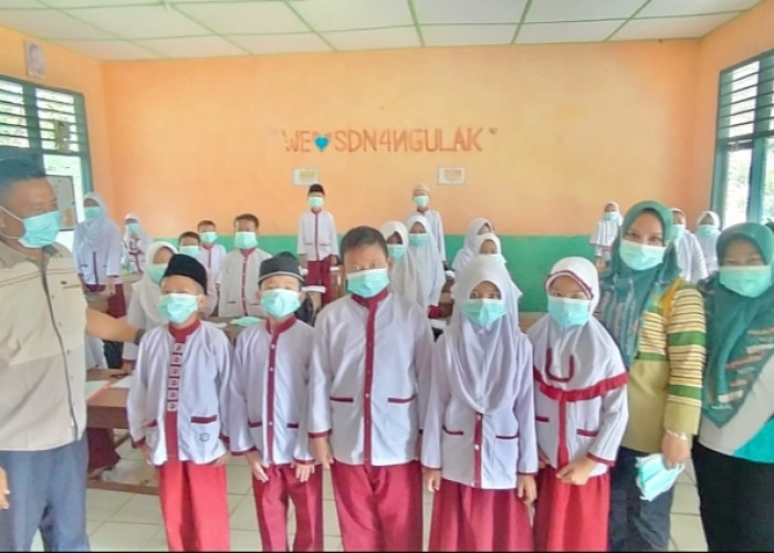 Antisipasi Dampak Kabut Asap, Puskesmas Rawat Inap Ngulak Bagikan Ribuan Masker ke Siswa Sekolah