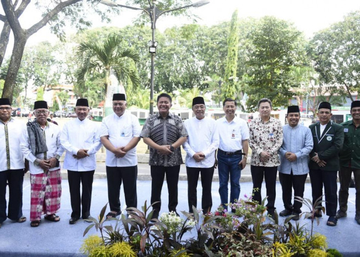 Berdayakan Ekonomi Masyarakat Sekitar Masjid, Gubernur Herman Deru Melalui BSB Serahkan Bantuan 10 Mart Both