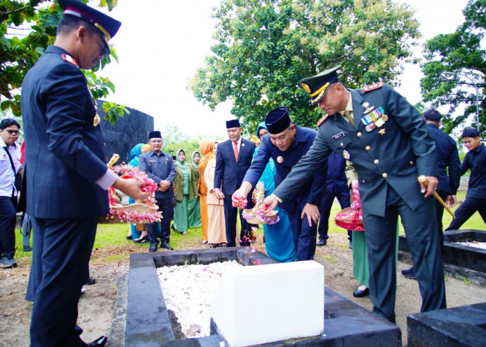 Bupati Muba Pimpin Ziarah dan Tabur Bunga di TMP Kesuma Bangsa, Peringati Hari Pahlawan ke-80