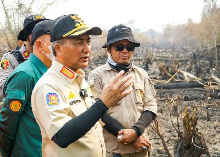 Susuri Hutan di Ngulak Pj Bupati Apriyadi Padamkan Karhutlah, Enam Selang BPBD Muba Terbakar Api