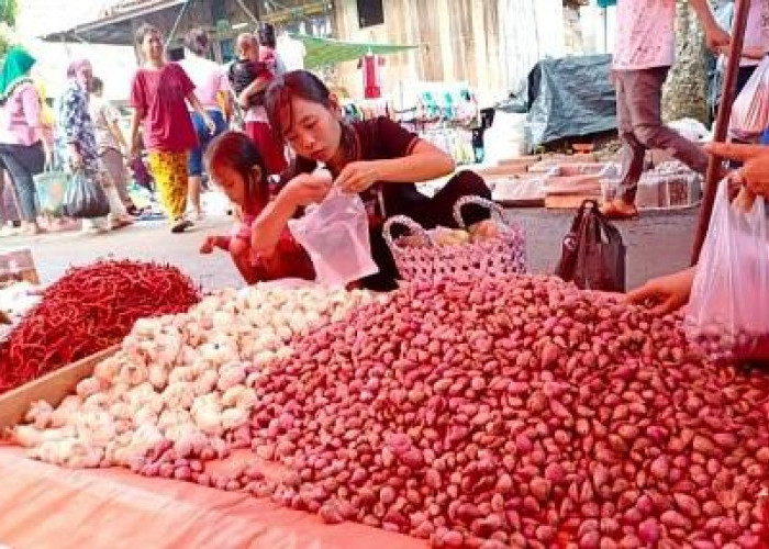 Pasar Kalangan Sanga Desa, Harga Bawang Masih Bertahan  