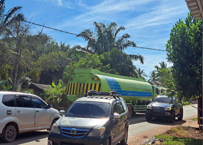 Truk Tangki Besar Kian Bebas Melintas, Warga Sungai Lilin-Keluang Resah, Rumah Bergetar, Jalan Terancam Rusak