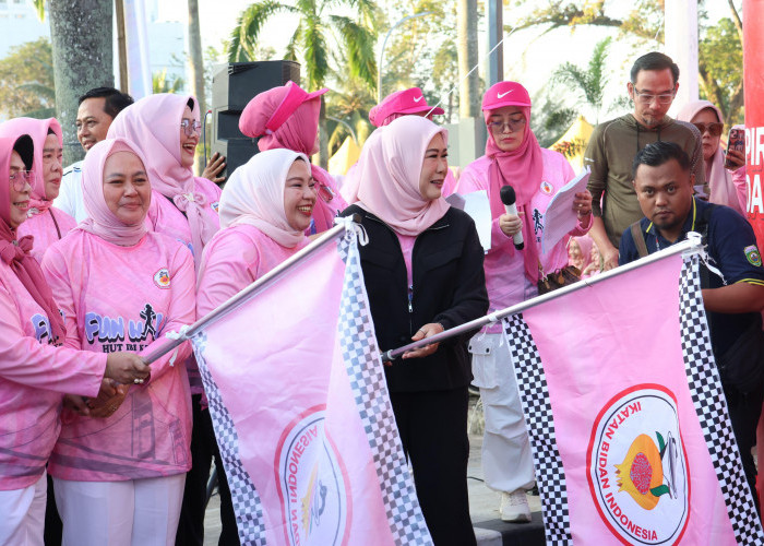 Feby Deru dan Lidyawati Cik Ujang Semarakkan Fun Walk HUT IBI ke-74