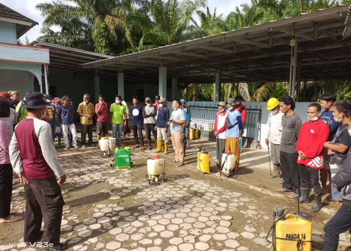 Warga Teluk Kijing III Gelar Gotong Royong, Bersihkan Masjid