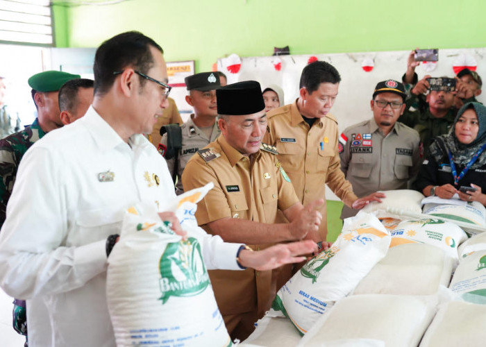 Kurangi Beban Masyarakat, Pj Bupati Apriyadi Kembali Salurkan Beras CPP