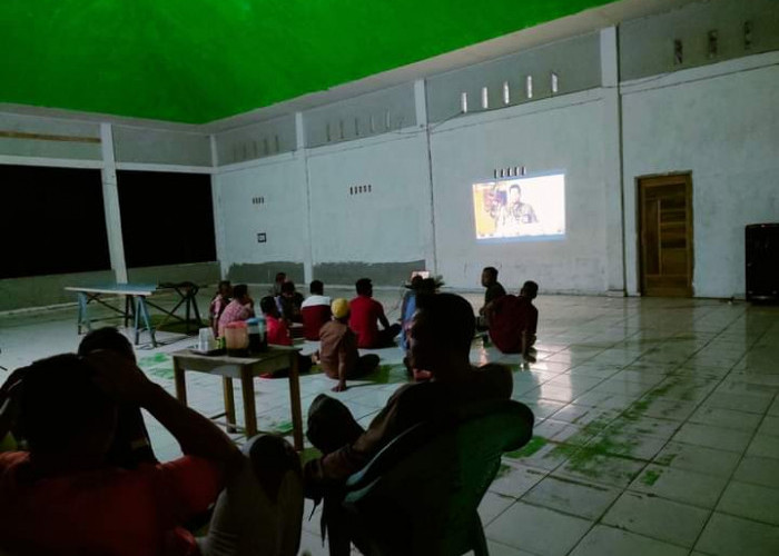 Pemerintah Kelurahan Ngulak Gelar Nobar Debat Pilkada, Ajak Masyarakat Kenali Visi Misi Paslon