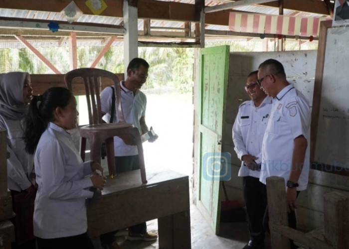 115 Siswa Belajar di Bangunan Kayu, Kadisdikbud Muba Turun Langsung Tinjau SD Filial Muara Medak