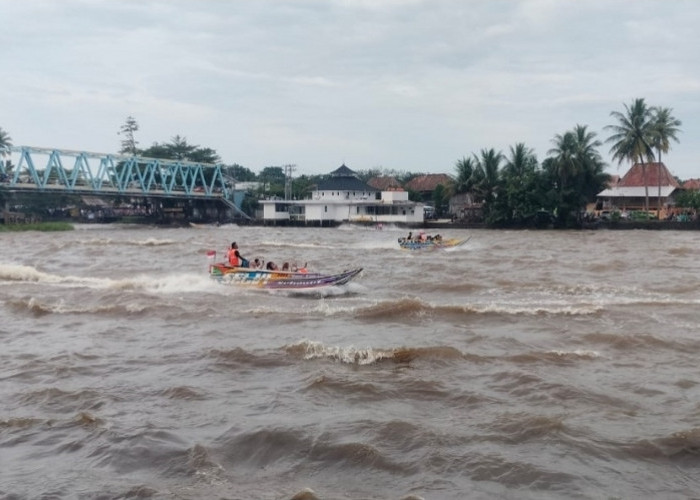 Euforia 'Naek Stempel' di Sungai Komering, Tradisi Lebaran yang Seru, Tapi Sarat Risiko