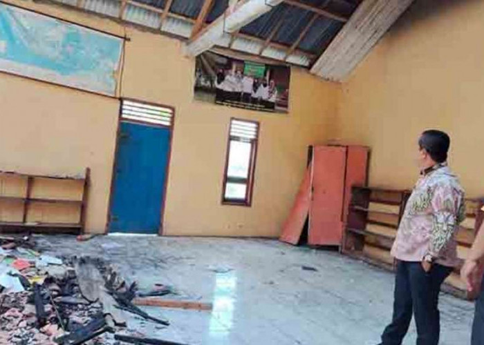 Kemenag Muba Tinjau Gedung MI dan MTs Diniyatul Islamiyah yang Terbakar, Berikan Sumbangan Untuk Perbaikan