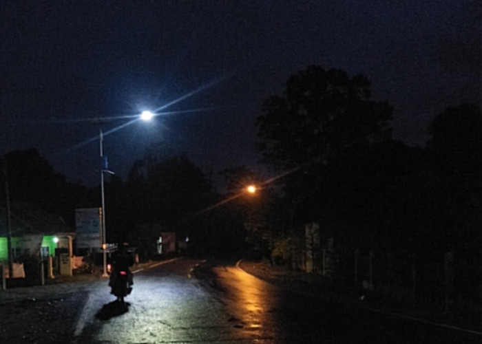 Dipasang Lampu Jalan LED, Jalinteng Sanga Desa Jadi Lebih Terang