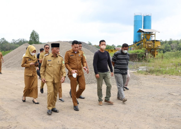 Usai Meninjau Perbaikan Jalan Di Muba , Pj Bupati  Apriyadi Mampir Mengecek Batching Plant Milik Warga 