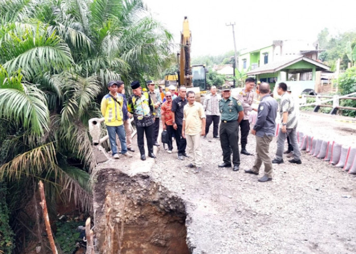 Jembatan Jalinsum Penghubung Baturaja-Muaraenim Amblas