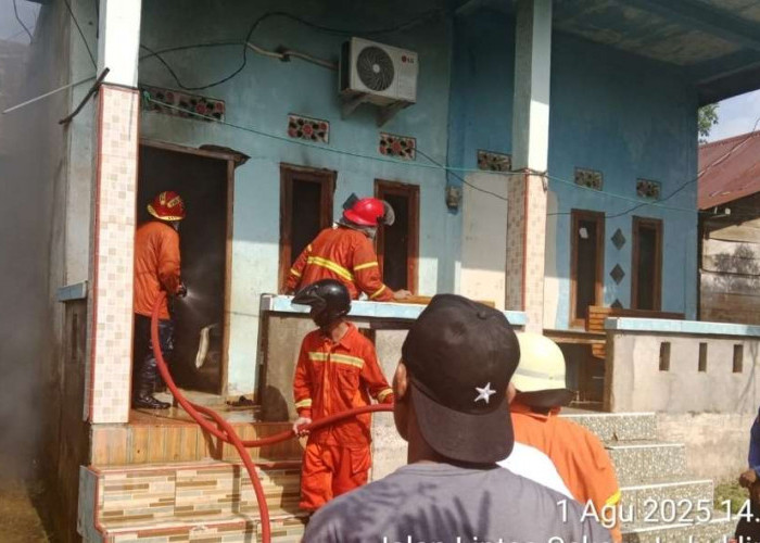 Aksi Sigap Damkar Muba Padamkan Kebakaran Rumah di Sekayu, 40 Tabung Gas Berhasil Diselamatkan