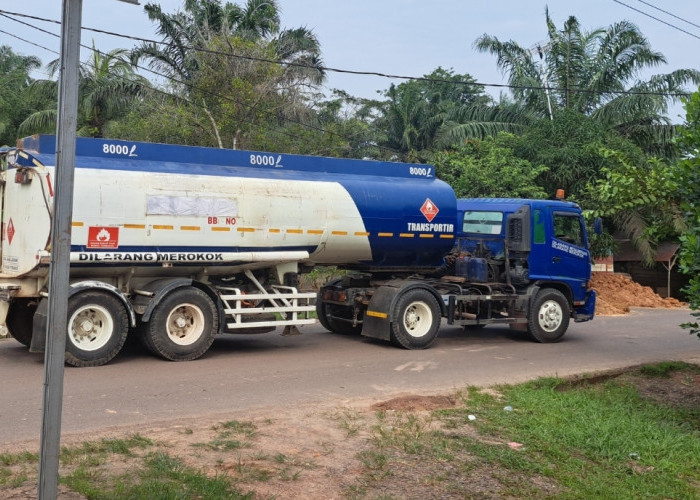 Mobil Angkutan Berukuran Besar Makin Ramai Melintasi Jalan Sungai Lilin - Keluang, Warga Khawatir Kondisi Jala