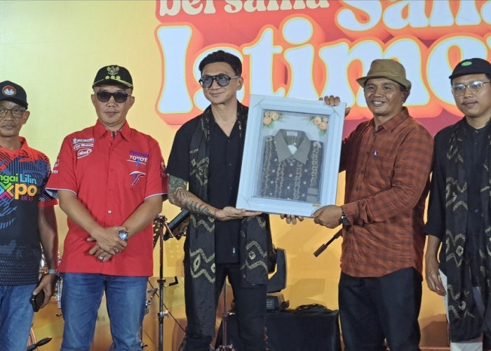 Anji Hibur Warga Berlian Makmur Sungai Lilin, Bawa Lagu Hits dan Kunjungi UMKM