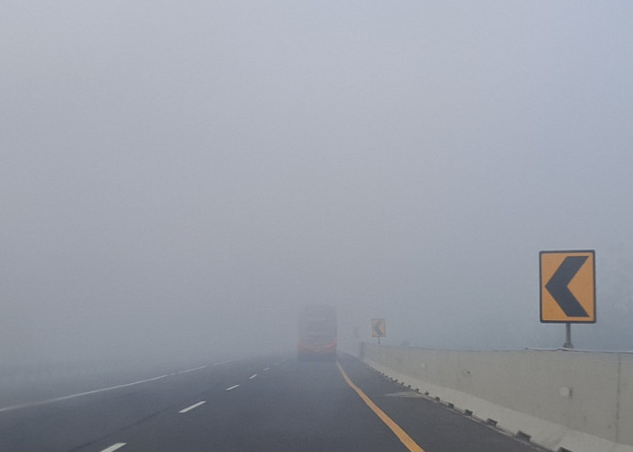 Tol Palembang Kayuagung Diselimuti Kabut Asap, Jarak Pandang Terbatas