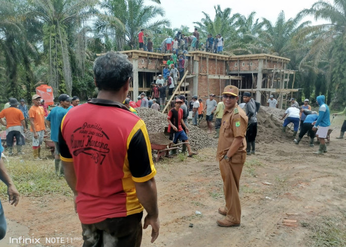 Warga Bumi Kencana Gotong Royong Cor Gedung NU