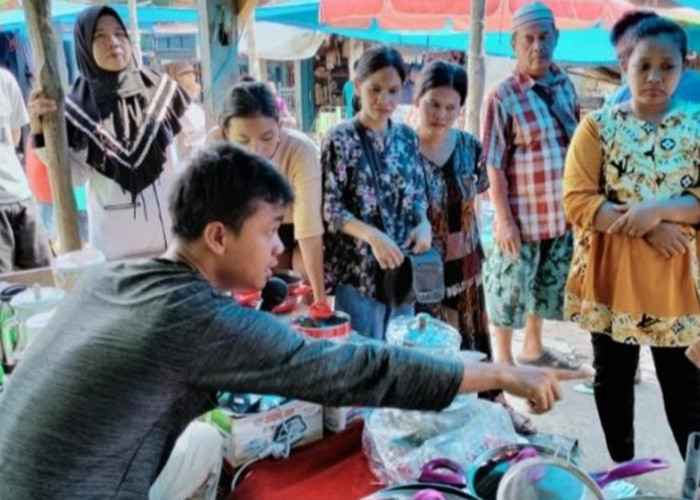 Mengintip Trik Pedagang Alat Rumah Tangga Keliling Asal Linggau Ini, Hasilnya Sehari Bisa Menarik Omset Jutaan