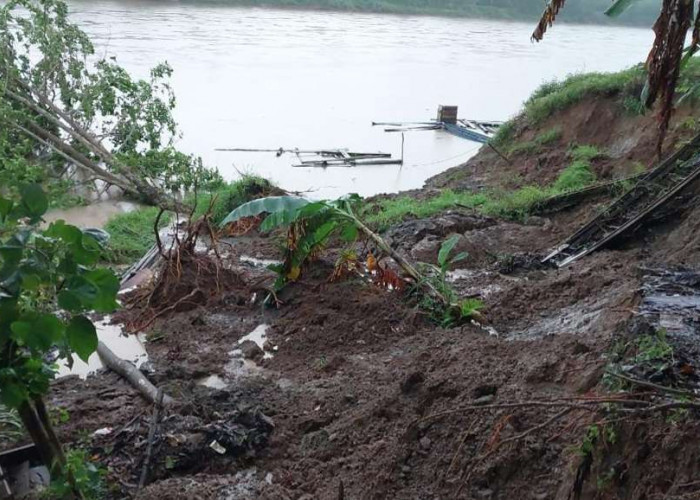 Hujan Deras, Rumah Warga Sukarami Nyaris Nyemplung ke Sungai Musi 