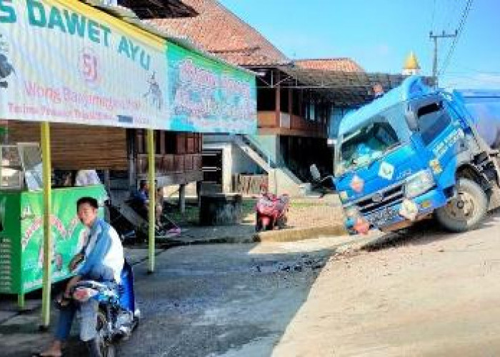 Nyaris Seruduk Warung Ayam Geprek 