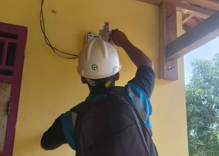 Program Peralihan Listrik MEP ke PLN di Desa Berlian Makmur Masih Terkendala Material