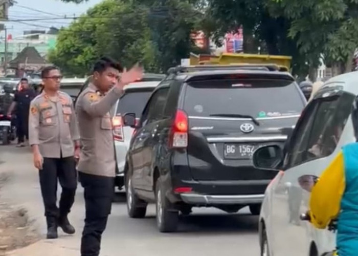 Kapolres Muba Turun Langsung Atur Lalu Lintas Saat Terjadi Kemacetan di Sekitar SPBU Jalan Merdeka