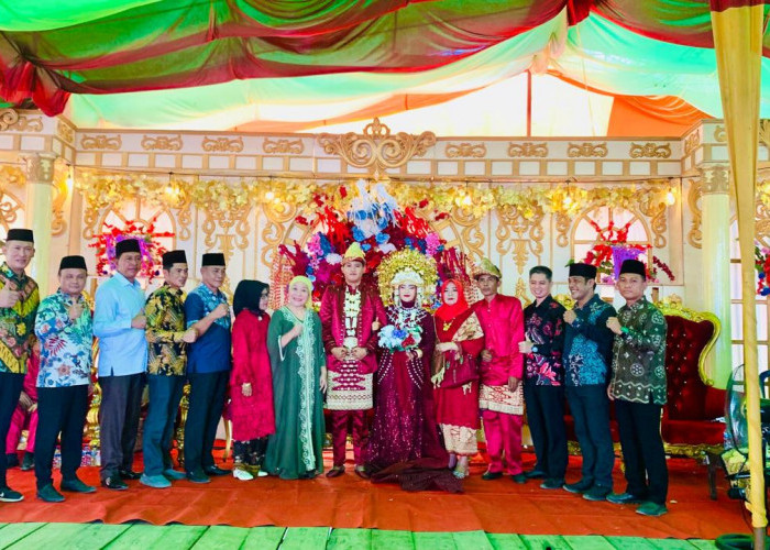 Hadiri Resepsi Pernikahan di Desa Rantau Panjang, Hj Lucianty Bagi Tips Jitu Buat Pengantin Baru 