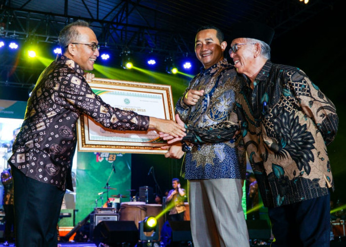Malam Pembukaan Muba Expo 2023, Pj Bupati Apriyadi Terima Penghargaan Halal Word dari LPPOM MUI