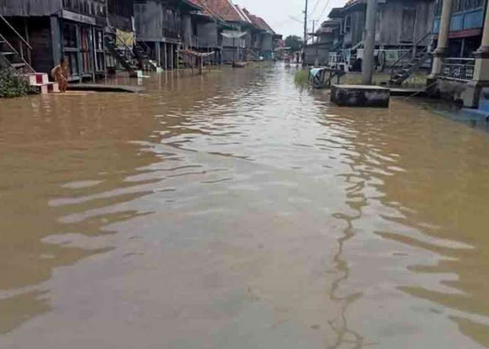 Desa di Kecamatan Lais Ini Terendam Banjir Hampir 1 Meter, Warga Terpaksa Gunakan Perahu