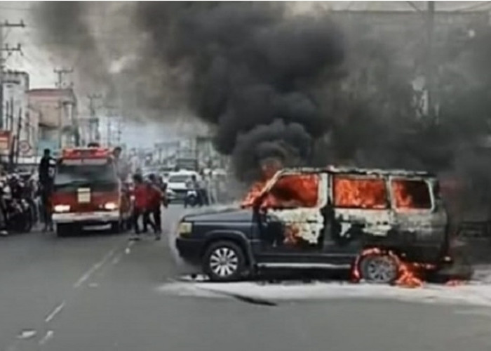 Toyota Kijang Terbakar di Jalan Yos Sudarso Lubuklinggau, Lalu Lintas Sempat Lumpuh Total