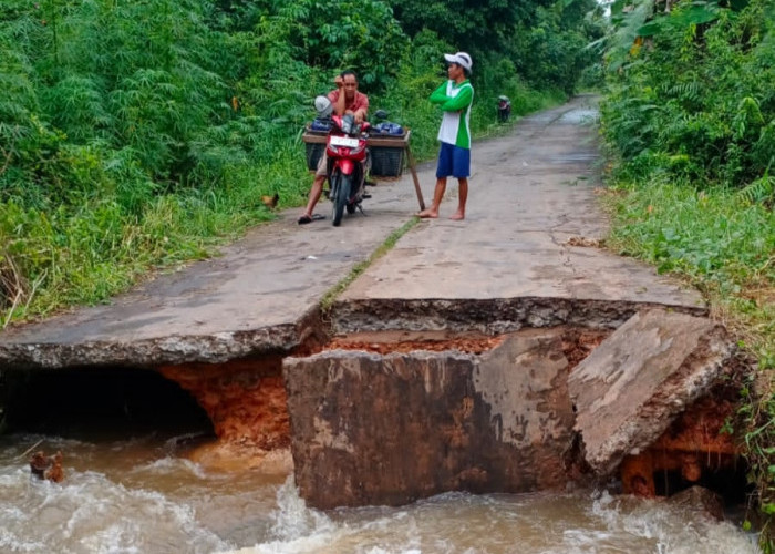 Jalan Putus di Desa Danau Cala, Warga Terpaksa Gunakan Perahu
