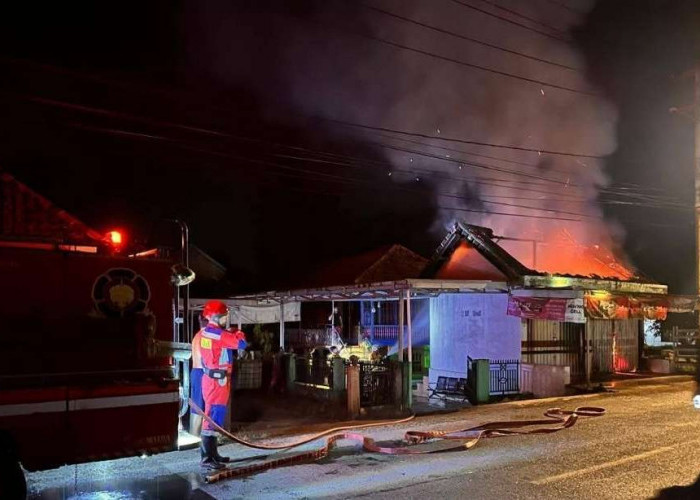 Ruko di Babat Toman Ludes Terbakar Dini Hari, Diduga Akibat Korsleting Listrik