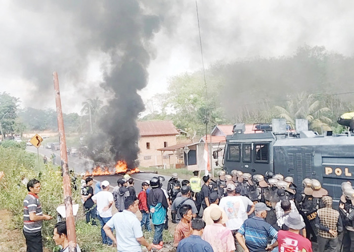 Gagal Maju Pilkada Empat Lawang, Pendukung HBA-Henny Gelar Aksi Protes di Jalan Lintas Tengah Sumatera