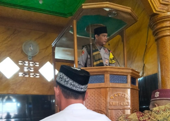 Bhabinkamtibmas Polsek Sungai Lilin Sampaikan Khutbah Jumat Bertema Pencegahan Karhutla di Desa Pinang Banjar