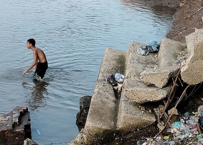 Rusak Dimakan Usia, Warga Ngulak 1 Harapkan Perbaikan Tangga Tambatan Perahu